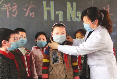 　　4月18日，內(nèi)黃縣第三實驗小學(xué)的老師在為學(xué)生講解如何預(yù)防甲型H7N9流感。當(dāng)日，內(nèi)黃縣第三實驗小