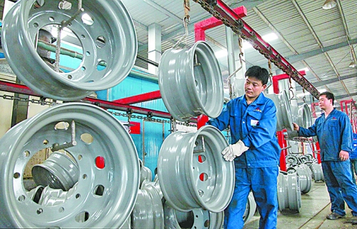 4月25日，許昌恒豐實業(yè)有限公司的員工正在生產(chǎn)重卡車輪。喬利峰 攝