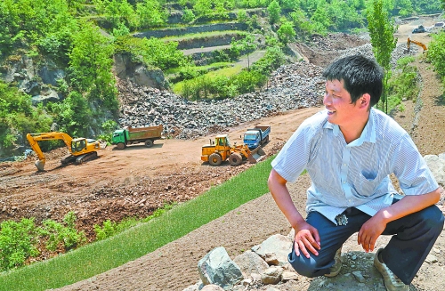 　　5月5日，魯山縣趙村鄉(xiāng)關(guān)岈村青年時(shí)軍偉看著正在建設(shè)的兩座小型水庫(kù)開(kāi)心地笑了。他1994年開(kāi)始外出