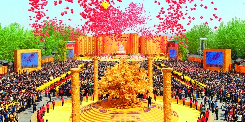 癸巳年黃帝故里拜祖大典于4月12日上午在新鄭舉行，來自海內(nèi)外的炎黃子孫，共同祭拜中華民族的人文始祖軒