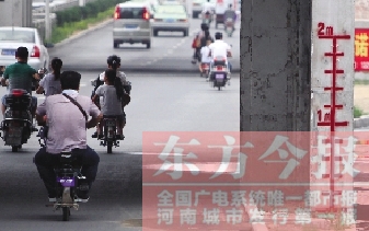 昨日，鄭州市航海路與京廣鐵路立交橋下，用紅線標(biāo)注的“水位警戒線”