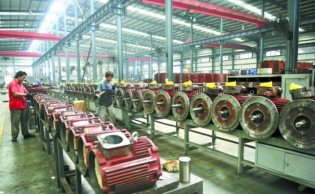 8月9日，南陽微特防爆電機(jī)有限公司員工生產(chǎn)出口訂單產(chǎn)品。