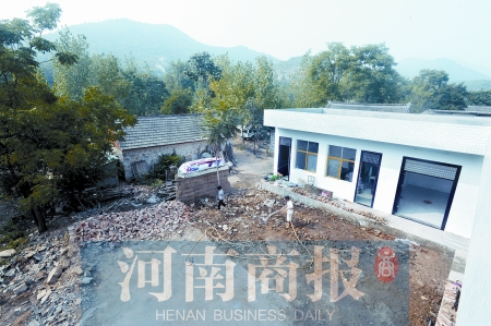 新校舍旁邊，是徐云玲和學(xué)生們用了多年的石頭校舍 河南商報(bào)記者 鄧萬(wàn)里/攝