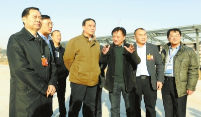 　　鄭州手拉手集團(tuán)董事長(zhǎng)賈長(zhǎng)明（右三）向省農(nóng)業(yè)廳廳長(zhǎng)朱孟洲（右四），省政府副秘書長(zhǎng)、省政府駐京辦主任