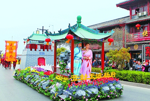 2013中國(開封)清明文化節(jié)舉行大巡游活動。記者 鄧放 攝