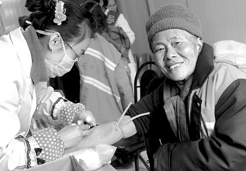1月14日，汝南縣為全縣460多名環(huán)衛(wèi)工人免費進行心電圖、胸透等13項健康檢查，并建立了個人健康檔案