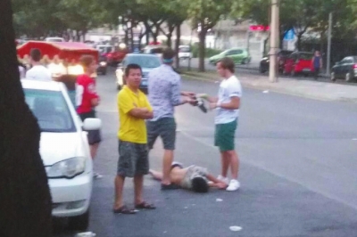 外籍男子當街肩扛、腳踏醉漢