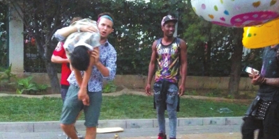 外籍男子當街肩扛、腳踏醉漢