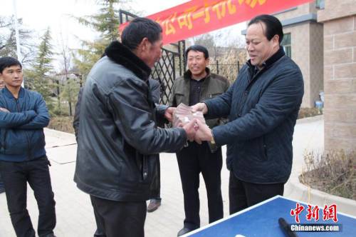 甘肅山村一支書發(fā)百萬分紅現(xiàn)金 甘肅山村一支書發(fā)百萬分紅現(xiàn)金