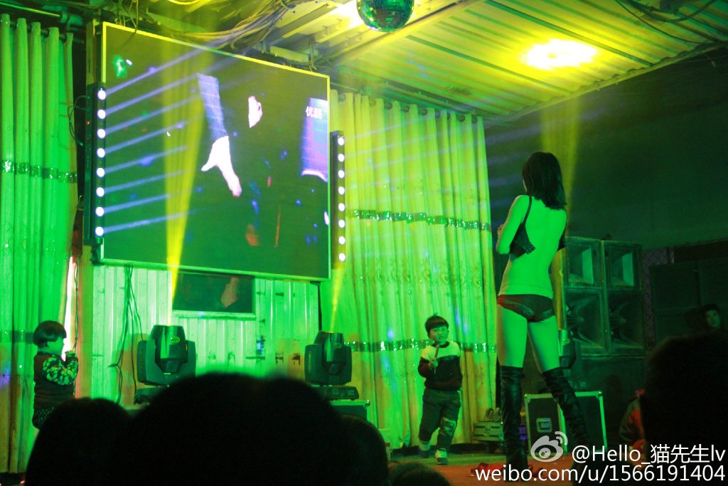 邯鄲農(nóng)村辦葬禮 請(qǐng)女郎跳脫衣舞助興 邯鄲農(nóng)村辦葬禮 請(qǐng)女郎跳脫衣舞助興