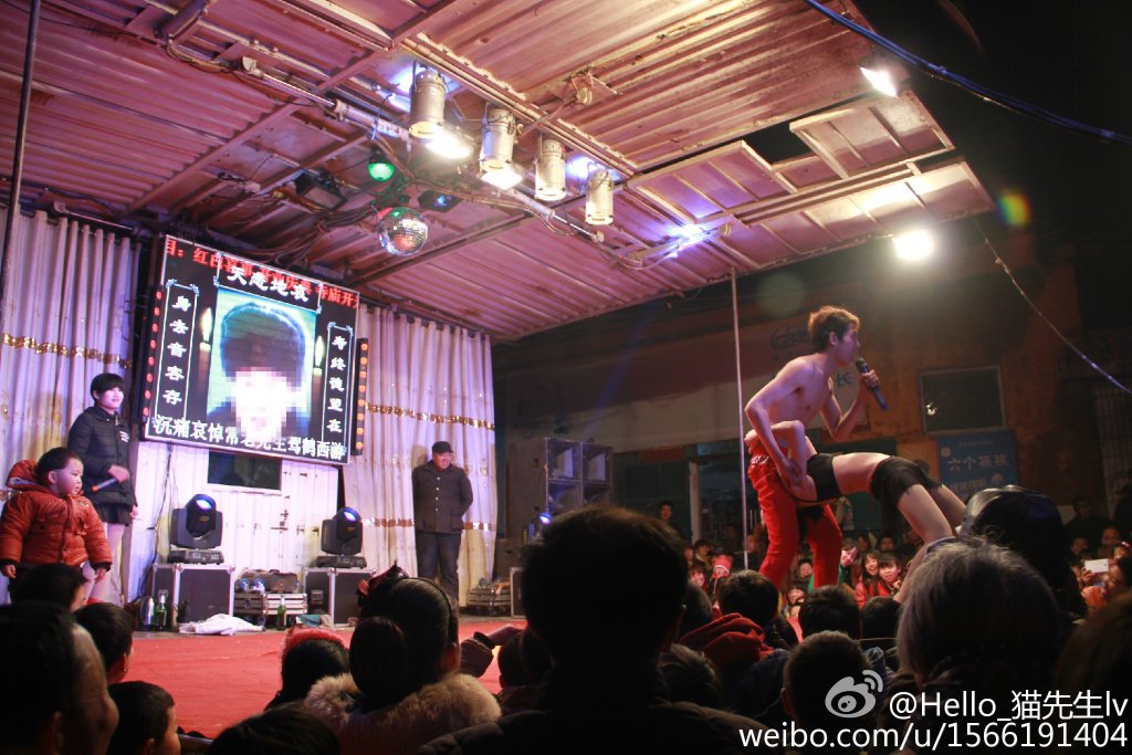 邯鄲農(nóng)村辦葬禮 請(qǐng)女郎跳脫衣舞助興 邯鄲農(nóng)村辦葬禮 請(qǐng)女郎跳脫衣舞助興