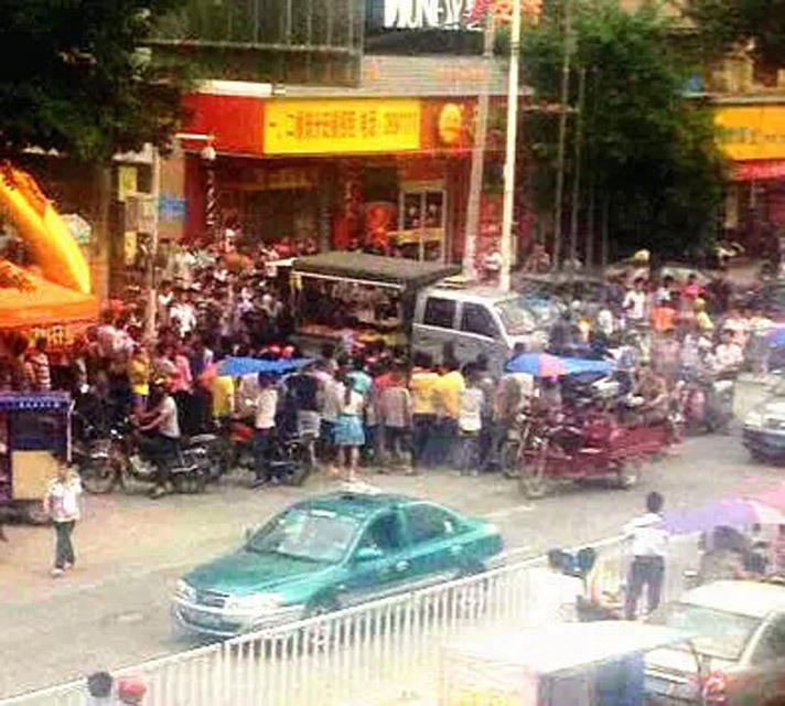 兩裸女在惠州鬧市狂奔 兩裸女在惠州鬧市狂奔