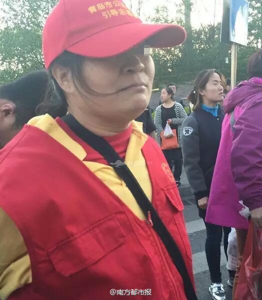 女子過路闖紅燈遭協(xié)管員鐵錘爆頭 女子過路闖紅燈遭協(xié)管員鐵錘爆頭