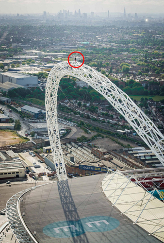 英國(guó)恐高癥小伙登頂134米溫布利球場(chǎng)