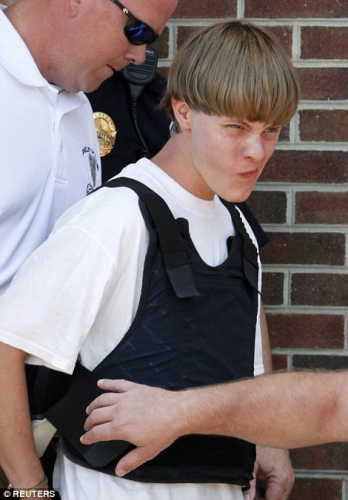 這個白人男子沖進(jìn)教堂殺死9名黑人 這個白人男子沖進(jìn)教堂殺死9名黑人