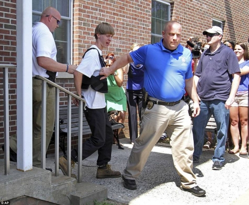 這個白人男子沖進(jìn)教堂殺死9名黑人 這個白人男子沖進(jìn)教堂殺死9名黑人