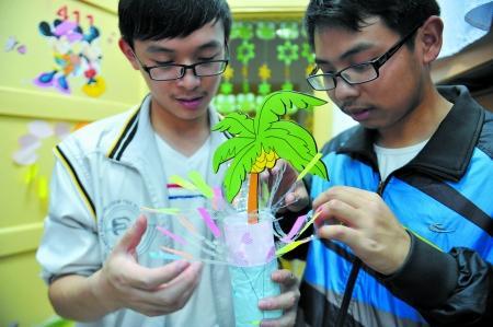 男生正把廢舊物做成裝飾品，裝扮女生寢室