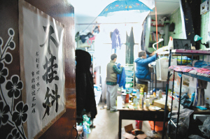 寢室門上的招貼表達了學生們的愿望，其實不逃課、少逃課才是不掛科的保證
