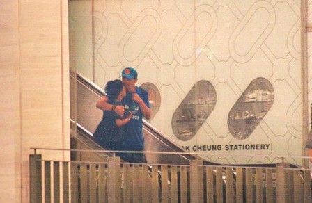 林憶蓮與小男友逛街吃飯，當街摟抱親熱熱情如火。