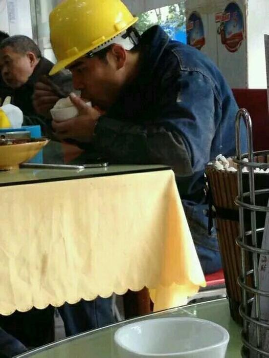 網(wǎng)友調(diào)侃：周周，慢點(diǎn)吃