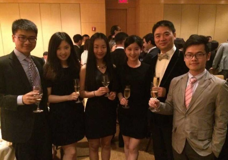 奶茶妹妹現(xiàn)身上市慶功宴 奶茶妹妹現(xiàn)身上市慶功宴