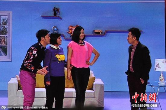 2015年2月18日晚8時(shí)，2015央視羊年春晚準(zhǔn)時(shí)開(kāi)播，各路明星大腕齊聚一臺(tái)向觀眾展示了一場(chǎng)奢華的