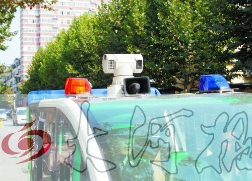 巡查車車頂裝有360度攝像頭,對(duì)路面違章停車行為抓拍取證。