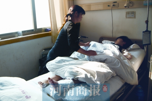 14歲的小美躺在病床上，左腿摔傷的部位還纏著繃帶