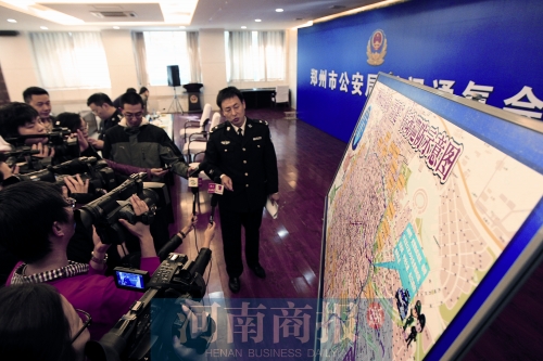 警方負(fù)責(zé)人向媒體介紹戰(zhàn)果，左上圖為警方繳獲的犯罪嫌疑人作案工具 記者 王春勝/圖