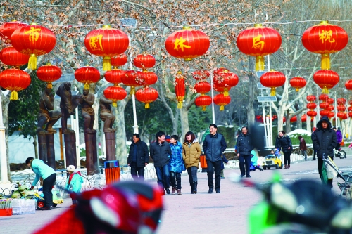 昨天，鄭州市文博廣場(chǎng)上已掛起了燈籠。