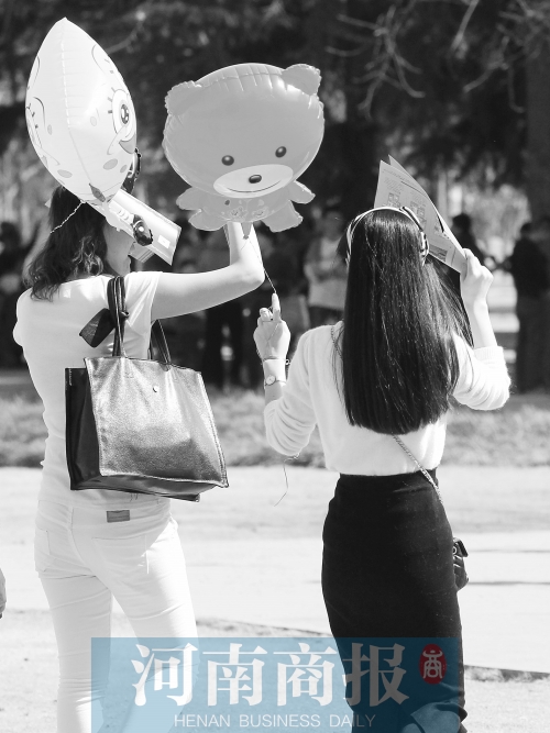 昨天高溫，有人穿上了短袖 記者 鄧萬里/攝