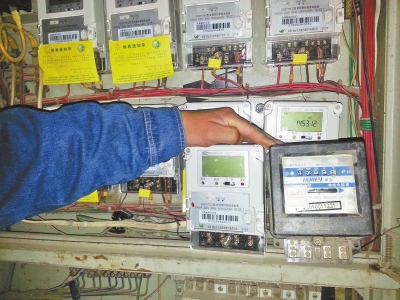 　跟智能電表（左）相比，老式機(jī)械電表（右）就像個(gè)“老古董”。