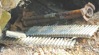 新縣村民掃墓時發(fā)現(xiàn)"軍火庫" 有機(jī)槍、迫擊炮等重武器