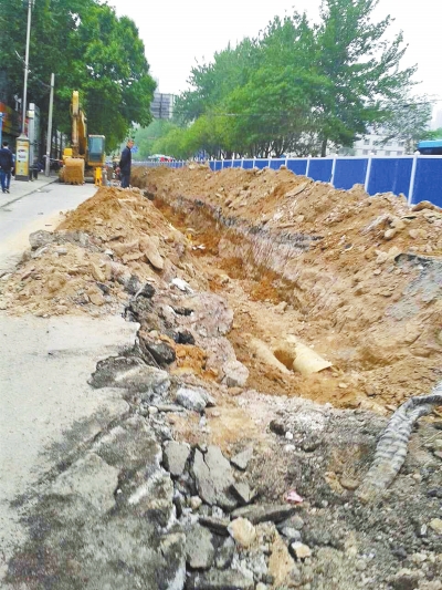 文化路大修改造工程，目前西半幅圍擋已基本鋪設到位。