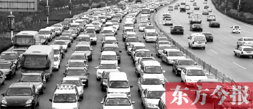 21日，鄭州市中州大道，大量擁堵的汽車將寬寬的道路變成“停車場”
