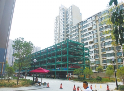 商城路與英協(xié)路交叉口附近的濱河綠苑小區(qū)內(nèi)，剛剛建好一個立體停車場。