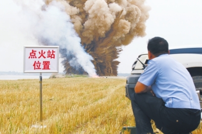 民警點(diǎn)火，引爆爆炸物品。