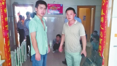 在吳文舉老師的幫助下，王強強（左）從傳銷窩點成功脫險。