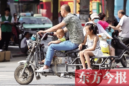 這樣帶著孩子，一個(gè)剎車，孩子就有可能摔下車