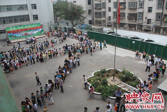 報名現(xiàn)場從一大早便已排起了長龍。