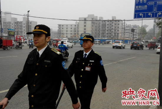 每天，老王的工作就是在火車站附近巡邏