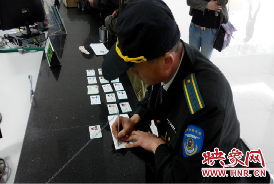 撿到的身份證，巡防隊(duì)員通常是自費(fèi)郵寄給失主。