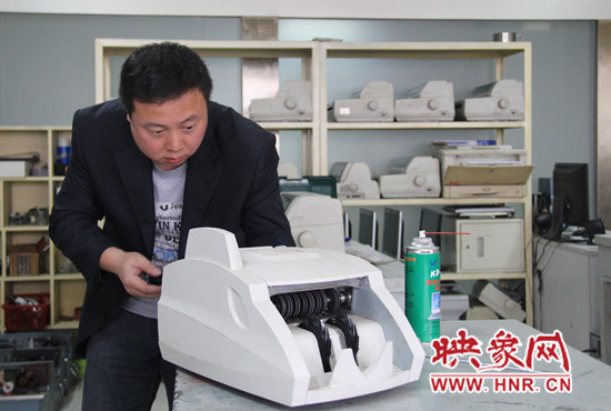 陸涌每天的工作就是和機(jī)器“談心”、發(fā)現(xiàn)故障、修好它們。