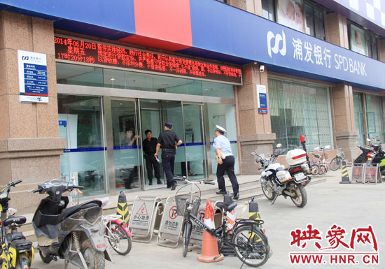民警趕到現(xiàn)場了解情況。