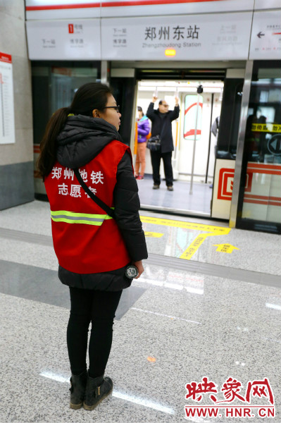 在前期的志愿工作中鄭州地鐵主要與市各大高校合作組建志愿者服務(wù)隊(duì)。