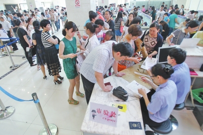 6月30日上午9時(shí)20分，鄭州市公安局出入境管理處辦事大廳內(nèi)擠滿前來辦理護(hù)照、簽證的群眾。
