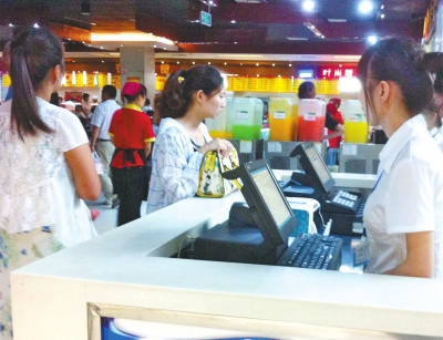 張某和安某就是在這兩臺(tái)收銀機(jī)上做的案 張某和安某就是在這兩臺(tái)收銀機(jī)上做的案