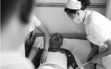 昨天，鄭州市第一人民醫(yī)院，被打傷的鄭州管城區(qū)執(zhí)法隊(duì)員唐建偉在接受治療。