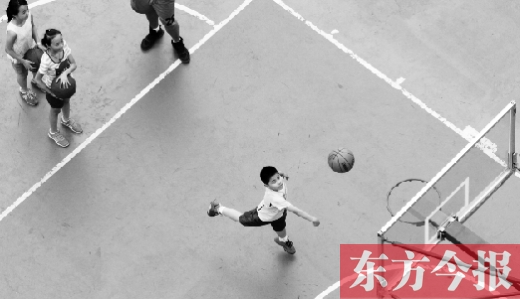 7月2日，河南工業(yè)大學(xué)籃球場內(nèi)，幾名孩子正在接受籃球訓(xùn)練