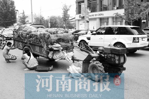 兩車相蹭后，小陳與妻子慌了神